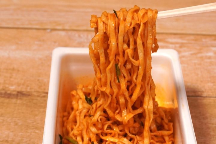 【白飯◎なカップ麺】ペヤングが町中華のスタミナ味を完全再現!新作「力麺」やきそば&うどんの甘旨ガーリックな衝撃を徹底レビュー