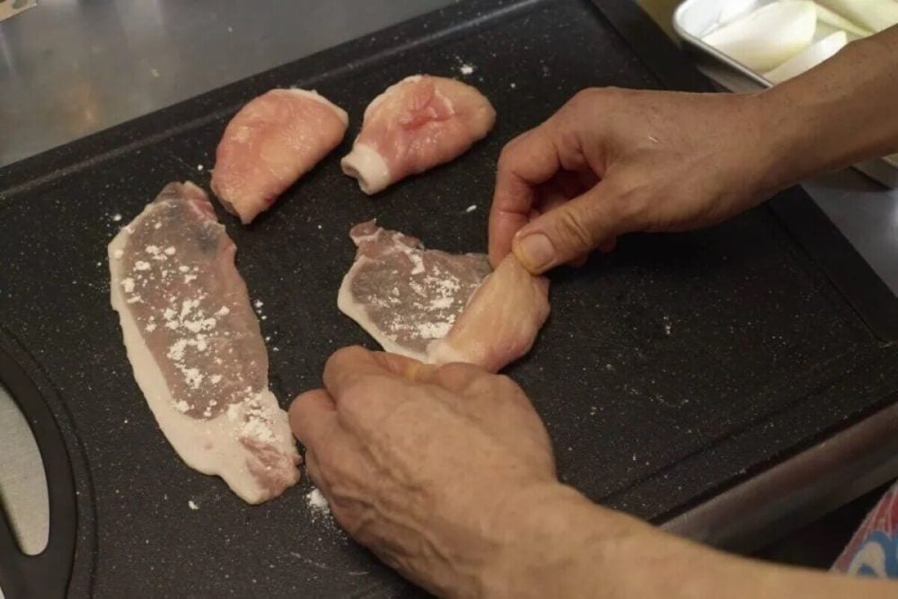 第3位　【たった8分で激ウマ】新玉ねぎの豚肉巻きに「ビールが止まらない…」高円寺メタルめし直伝の肉つまみレシピがサイコーだった！