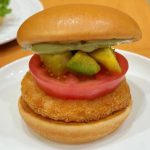 第2位　【モスの本気】はみ出る巨大2尾に悶絶！「贅沢海老フライバーガー」がハンバーガーの枠を超えていた…新作3品をグルメライターが実食