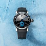 【夏の肌にクールなアクセント】機械式時計の名作「クロノスイス」の2026年復刻モデルは氷河の静寂を形にした「デルフィス グレイシア」
