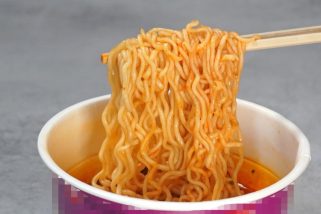 「このカップ麺、ガチで激うまだった」リピ買い必至の“ウマ辛カップ麺”ベスト3杯【1位はミシュラン一つ星店主監修の最強激辛麺】