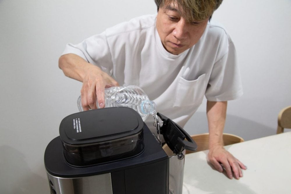 最大容量約820mLのウォータータンクに1回水を入れておけば最大6杯まで抽出