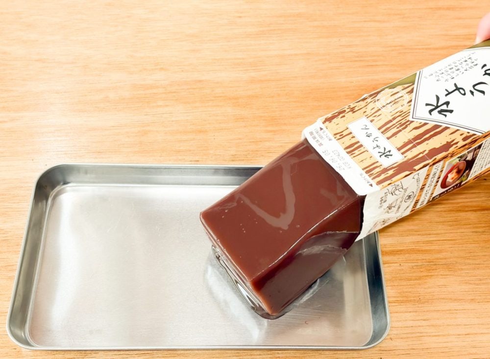 さすがに、この量の水ようかんを見たことがないので、パックから出すと驚きと同時に「食べ切るのに何日かかるんだろう」と不安がよぎります