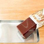 さすがに、この量の水ようかんを見たことがないので、パックから出すと驚きと同時に「食べ切るのに何日かかるんだろう」と不安がよぎります