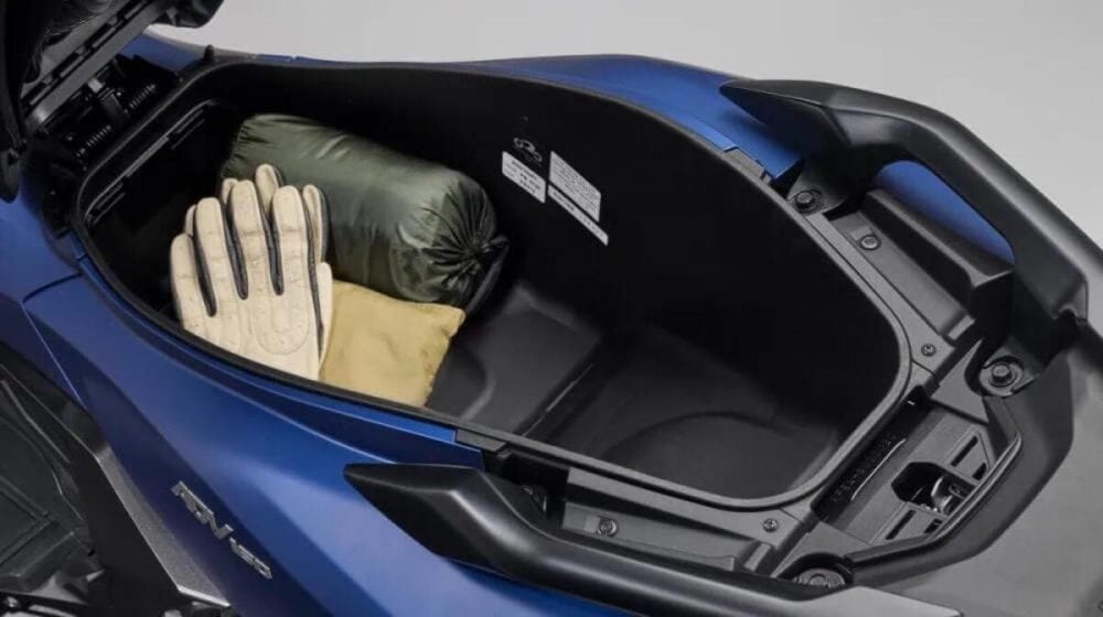第2位　【最強の軽二輪スクーター】ホンダ「ADV160」2026年版はここが進化した！街乗りからツーリングまでこなす最新モデルを徹底解説