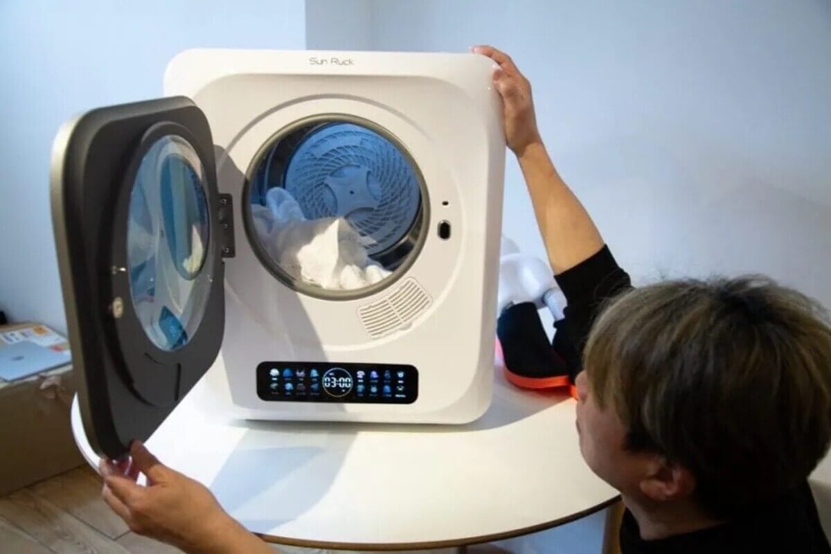 Moco 電気式衣類乾燥機 どこでも使える!?“コンセントに挿すだけ”小型衣類乾燥機が最強、業界