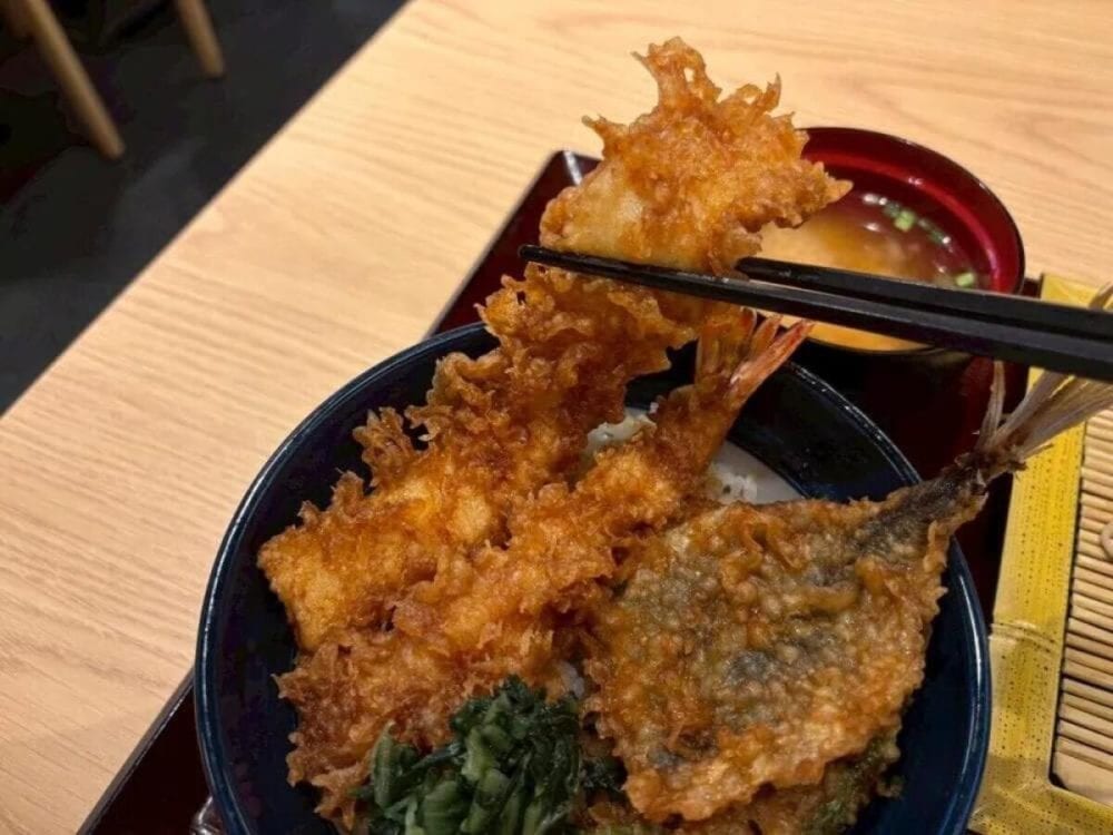 第2位　【1000円ちょいで国産素材てんこ盛り】ほたるいか＆鯵の贅沢な旨み…「てんや」初夏限定天丼を食べ比べ！気になる単品天ぷらも!?