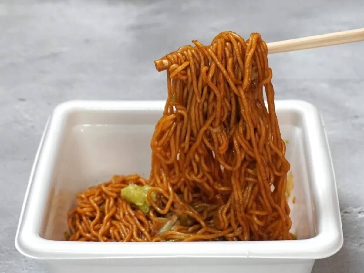 第3位 【このカップ焼きそばウマすぎる】奇跡のスガキヤ×ペヤングに高級焼肉級U.F.O.も!“規格外の進化系”ベスト3「1位は和牛の甘み×わさびの衝撃!?」