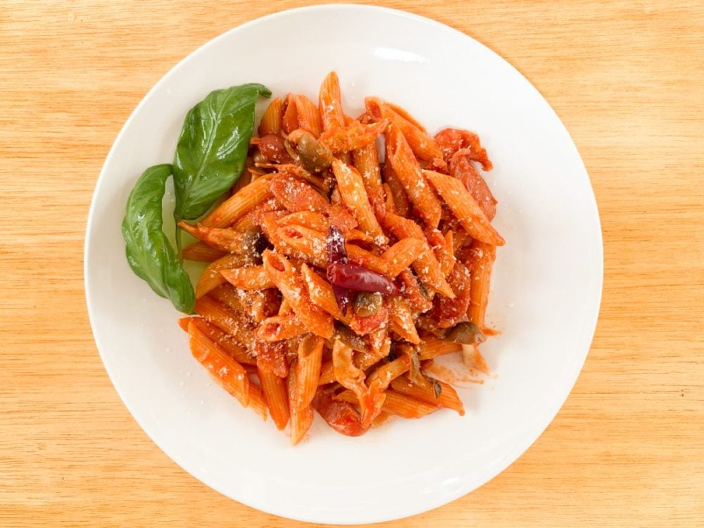 【業スー】が輸入する「REGGIA」のペンネは、Penne zite rigate（ペンネ ジテ リガーテ）といって表面に細かい溝があるタイプなので、より多くのソースが絡みやすいパスタ