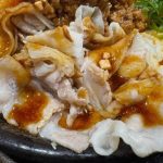 第1位　【マジで麺が見えない…デカ盛り】はなまるうどん史上最強ギルティ！2,000kcal超え「爆担々」と肉特化型店“肉まみれ”がヤバかった…グルメライターが徹底実食