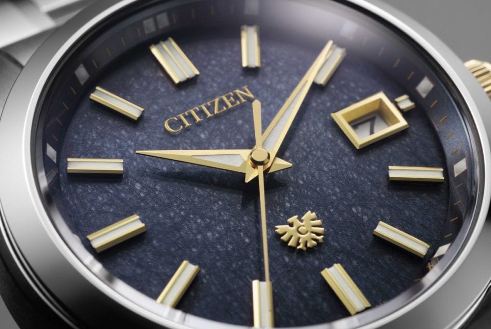 ⽂字板上のシチズンロゴとイーグルマーク、針にゴールドカラーを採用するとともに、りゅうずと裏ぶたのイーグルマークにもゴールドカラーをレイアウト