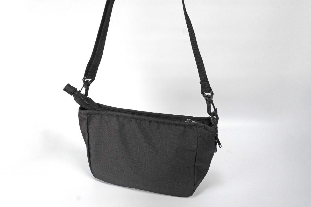 ショルダーバッグ時のサイズは、約W34×H19×D11cm、容量約5L