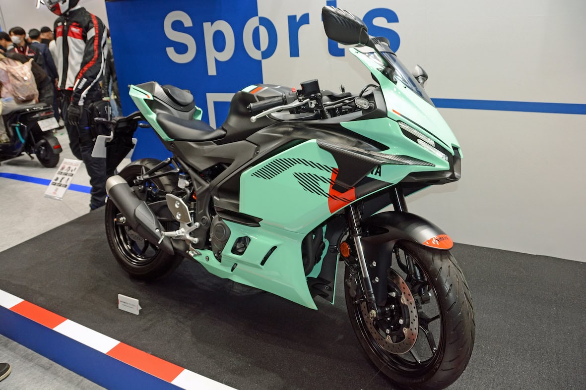 他にない唯一無二の色使いが魅力のライトなロードスポーツモデル「R25&R3」