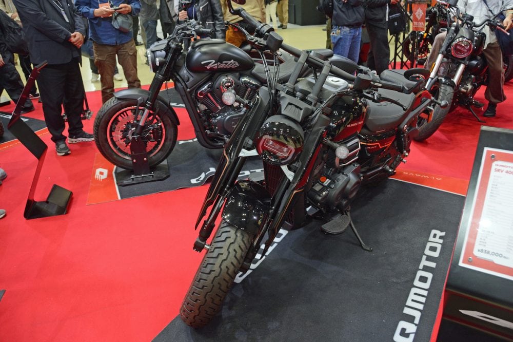 クラッチ操作不要の自動変速機AMTを備えたQJモーターの「SRV400　A（AMT）」