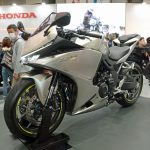 新世代のスポーティさも感じられるデザインが印象的な「CBR400R Eクラッチコンセプト」