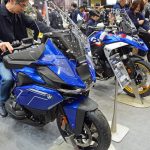 ライダーたちは迫力のある大型モデルに興味津々。