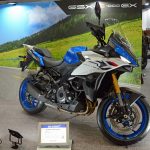 スーパースポーツモデル「GSX-R」由来のエンジンを搭載し、旅を満喫する機能と装備が魅力の快速クロスオーバーモデル「GSX-S1000GX」