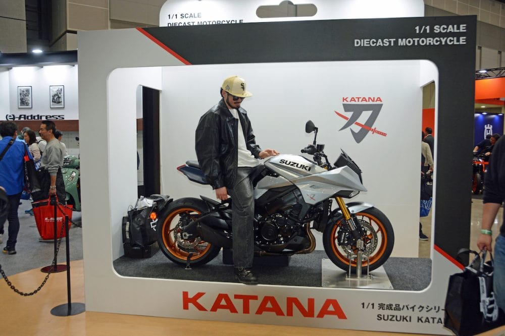スズキのブースで大人気だったのがミニチュアモデルのパッケージをイメージしたフォトスポット