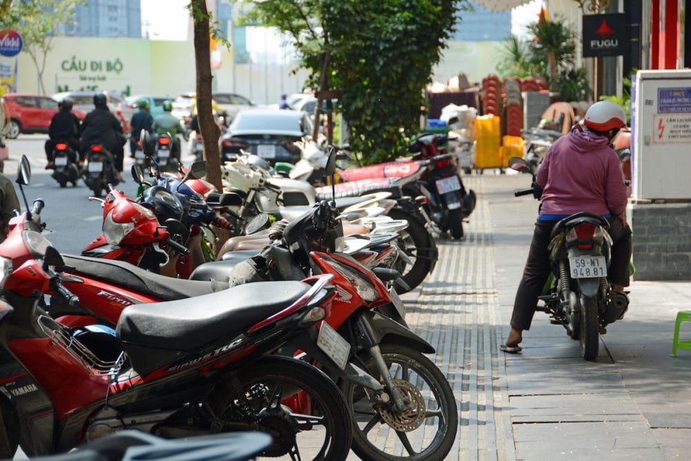 ホーチミンの街は歩道が広く、大半のバイクは路上に整頓された停車されていた。