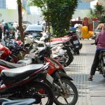 ホーチミンの街は歩道が広く、大半のバイクは路上に整頓された停車されていた。