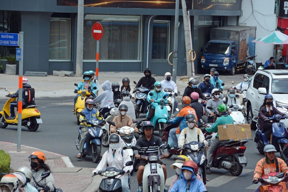 道路状況は、どこも混雑している。バイクの割合は肌感覚で全体の7割ほど。