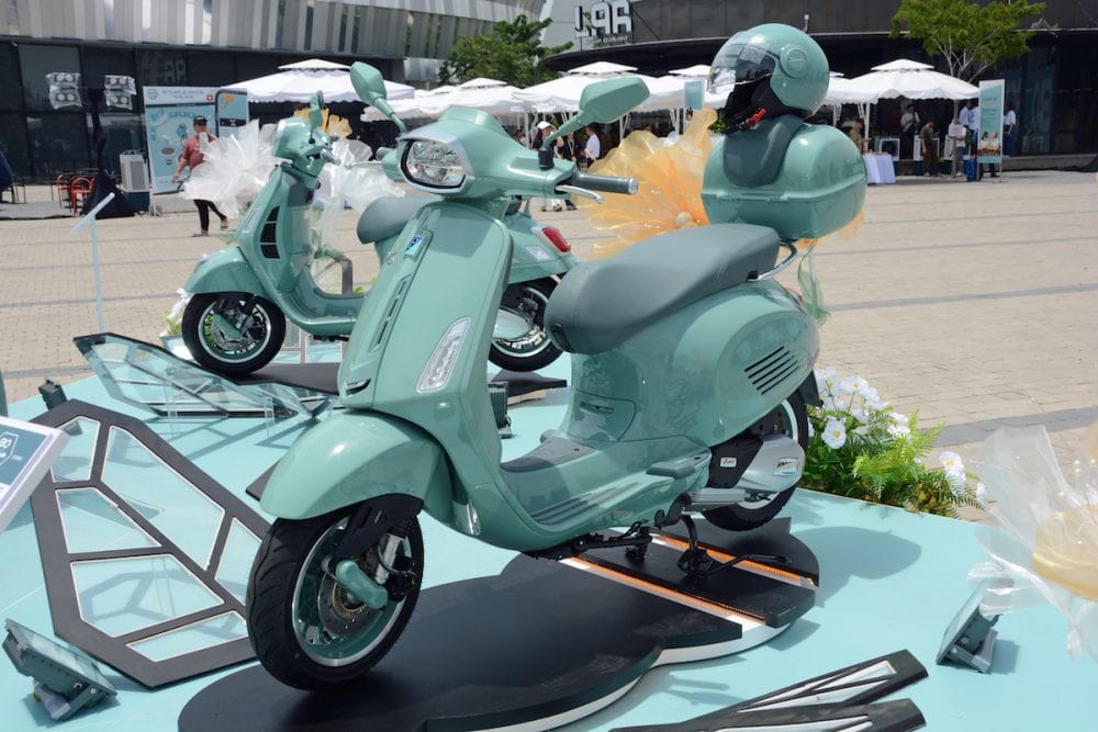 こだわりのカラーリング、ヴェルデ80thを全身に纏った「VESPA GTS 80TH」と「VESPA Sprint 180 80TH」