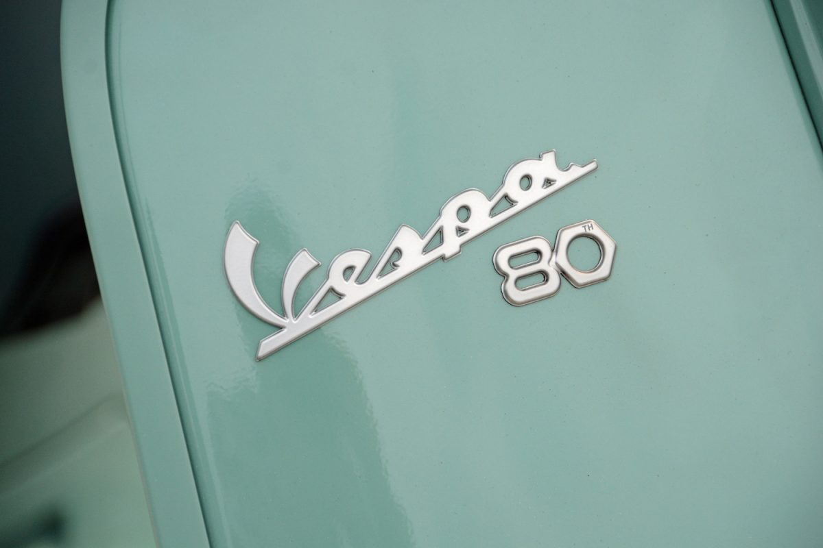 フロントシールドには80周年記念の特別仕様のエンブレム