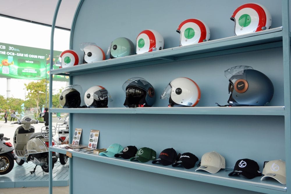 ベスパのアパレルやアイテムなどが並ぶディーラーブースも展開