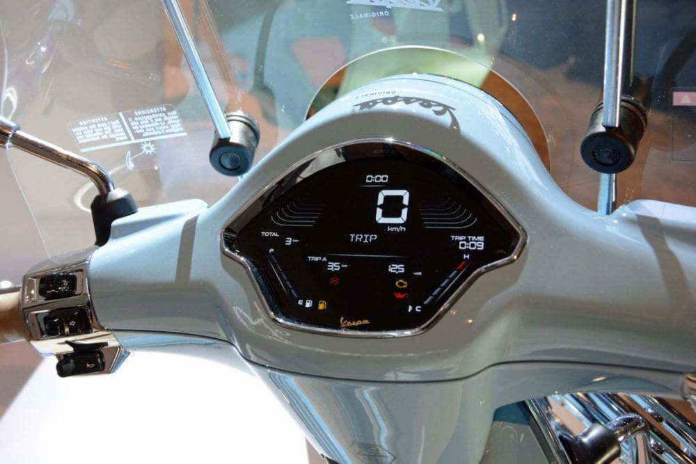 「VESPA Sprint 180 80TH」のメーターは、従来モデルはアナログとデジタルの組み合わせだったが、新たなモデルはフルデジタルに変更された。