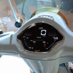 「VESPA Sprint 180 80TH」のメーターは、従来モデルはアナログとデジタルの組み合わせだったが、新たなモデルはフルデジタルに変更された。
