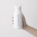 ホワイトのマットな質感にDEAN ＆ DELUCAのロゴをオン