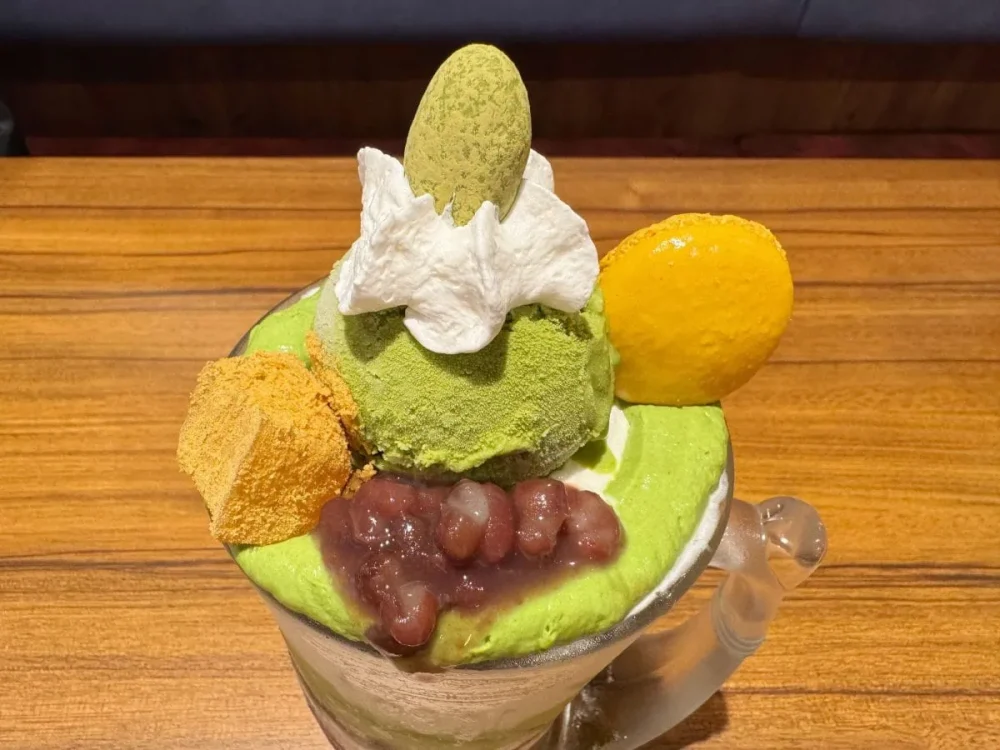 第1位　「びっくりドンキーのごつ盛りスイーツ」デカすぎて笑っちゃう“期間限定のジョッキパフェ(抹茶)”を食べてみたら…夢と欲望が詰まっていた