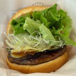 見た目からリッチ感漂う「柚子胡椒香る 香味野菜の照り焼きバーガー」