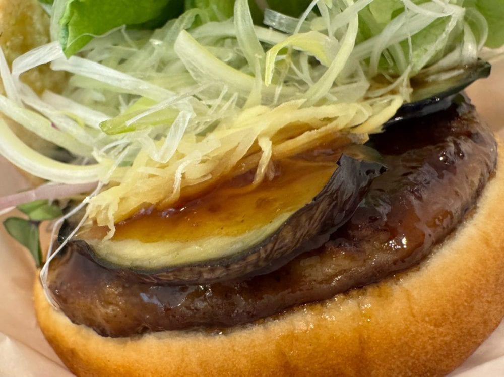 甘みが強くこってりとしたイメージの「てりやきバーガー」の概念を覆す、この初夏絶対に食べるべきライターイチオシの逸品