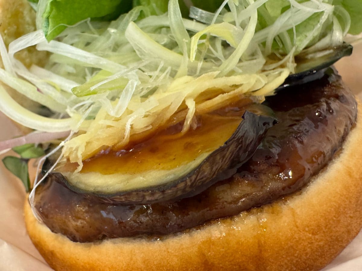 甘みが強くこってりとしたイメージの「てりやきバーガー」の概念を覆す、この初夏絶対に食べるべきライターイチオシの逸品
