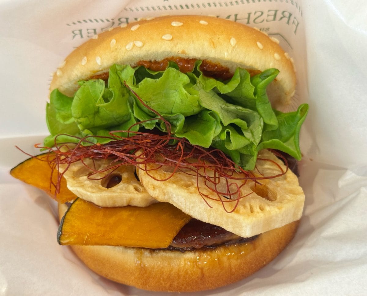 根菜や夏野菜を贅沢に味わえる和風バーガー