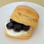 ゴロっとブルーベリーがたっぷり!その場で焼き上げる「作りたてスコーンサンド」