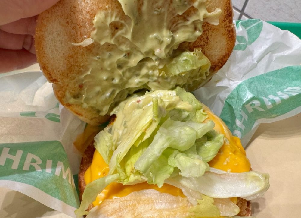 えびカツにアボカドを合わせるという食べる前から“勝ち確”な組み合わせ