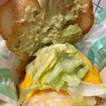 えびカツにアボカドを合わせるという食べる前から“勝ち確”な組み合わせ