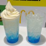 サムライブルーに染まった2種のドリンク