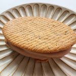 紅茶茶葉入りのビスケット生地で、紅茶チョコでコーティングされた紅茶クリームをサンド