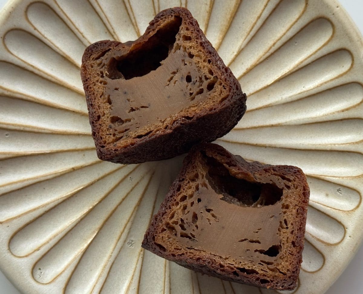 外側は香ばしく硬めの生地、そして内側はしっとり・ねっとりとしたカヌレ特有の食感にアールグレイの香りが練り込まれています