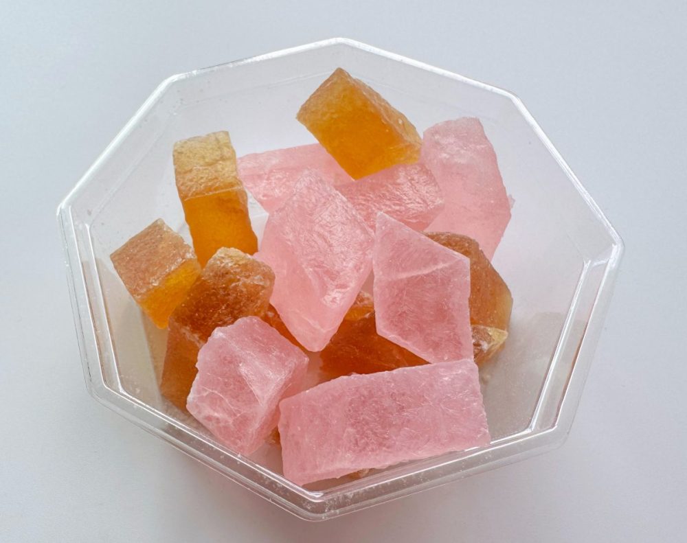 コンビニではちょっと珍しい、和菓子の「琥珀糖（こはくとう）」が数量限定で登場。アールグレイとピーチの2種類の味わいがアソートになっています