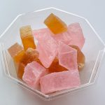コンビニではちょっと珍しい、和菓子の「琥珀糖（こはくとう）」が数量限定で登場。アールグレイとピーチの2種類の味わいがアソートになっています