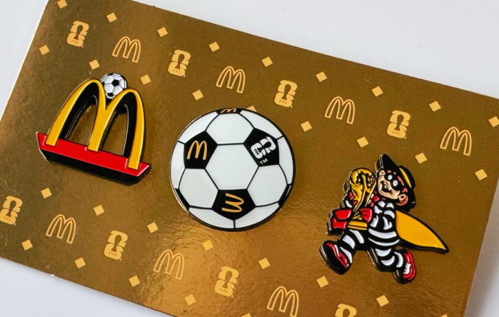マクドナルドのロゴ、サッカーボール、ハンバーグラーの3種がセットになったピンズセット