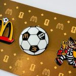 マクドナルドのロゴ、サッカーボール、ハンバーグラーの3種がセットになったピンズセット