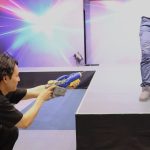 2025年秋冬新商品発表会のファッションショーでは舞台のモデルに水鉄砲で大量に水をかけるシーンも