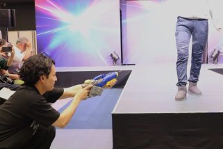 【ワークマン独自取材】気温45℃やモデルに水かけも!? 異常な新製品発表会の裏側と「不審者パーカー」に隠された“安さのカラクリ”