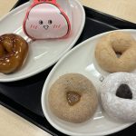 生地をフライ後、表面にオリジナルのコーティングを施している