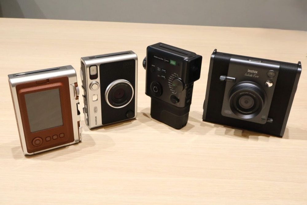 左から『instax mini Evo』BROWN・BLACK、『instax mini Evo Cinema』、『instax WIDE Evo』